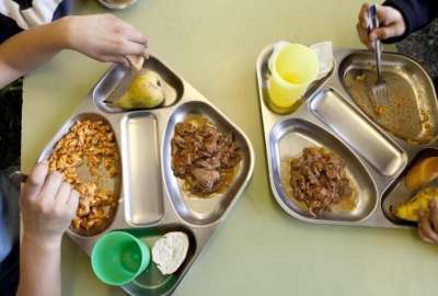 La medida, que entrar&aacute; en vigor en 2025, busca eliminar productos de alto contenido cal&oacute;rico y bajo valor nutricional en instituciones educativas.