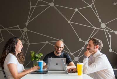 Las becas ser&aacute;n para estudiar programaci&oacute;n y se realizar&aacute; en modalidad virtual.