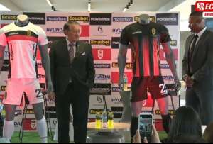 Antonio Valencia (der.) presentó las indumentarias de su club, para la Segunda categoría