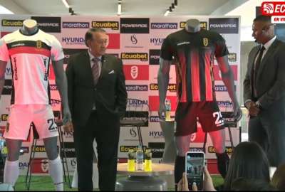 Antonio Valencia (der.) present&oacute; las indumentarias de su club, para la Segunda categor&iacute;a
