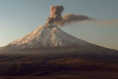 El Cotopaxi vuelve a emanar material volc&aacute;nico