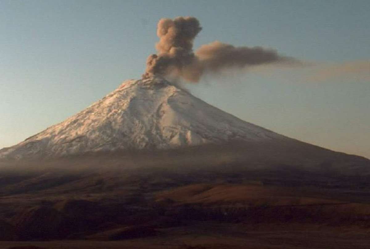 El Cotopaxi vuelve a emanar material volcánico