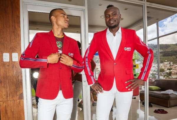 Chaqueta roja, pantal&oacute;n y camisa blanca es el nuevo outfit de Mushuc Runa. 