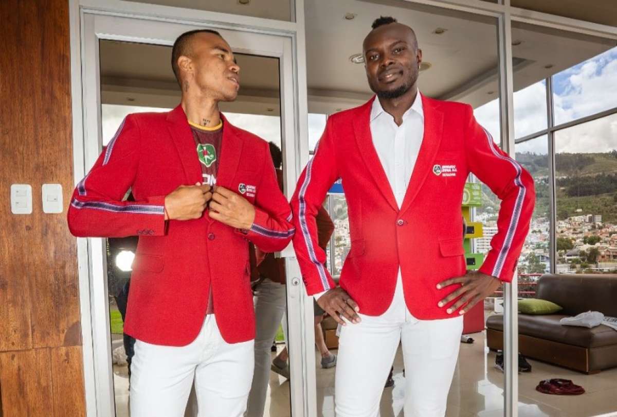 Chaqueta roja, pantalón y camisa blanca es el nuevo outfit de Mushuc Runa. 