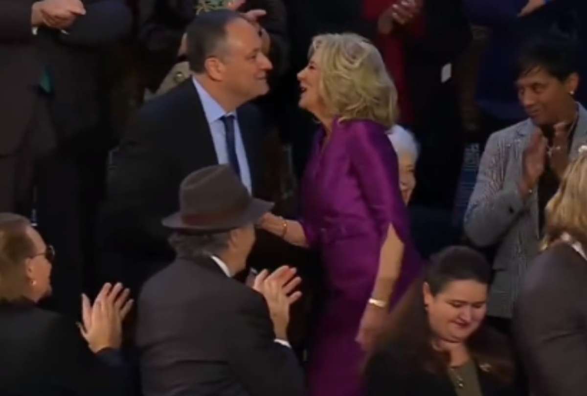 Extra&ntilde;o momento entre la esposa de Joe Biden y el esposo de Kamala Harris