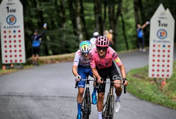 La'Locomotora' del Carchi cruz&oacute; la meta a 2:18 del vencedor, Pogacar, en la etapa 14 del Tour de Francia. Esto le permiti&oacute; subir 17 puestos en la clasificaci&oacute;n general.