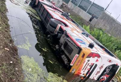 La mitad de bus termin&oacute; sumergida en el agua acumulada. 