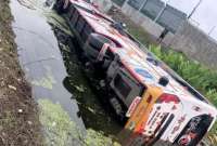 La mitad de bus terminó sumergida en el agua acumulada.