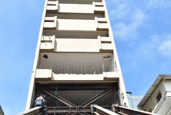 La Direcci&oacute;n de Obras P&uacute;blicas del Municipio de Guayaquil complet&oacute; la estabilizaci&oacute;n del edificio Fantas&iacute;a.