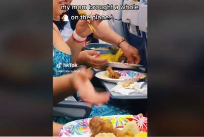 Pasajeros llevaron pollo frito y lo comieron en el avi&oacute;n
