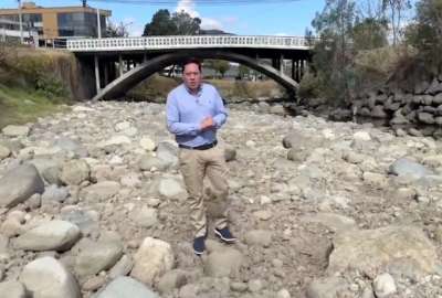 El alcalde de Cuenca, Cristian Zamora, realiz&oacute; un reporte desde el r&iacute;o Tomebamba. All&iacute; inst&oacute; a los cuencanos a ahorrar agua&nbsp;