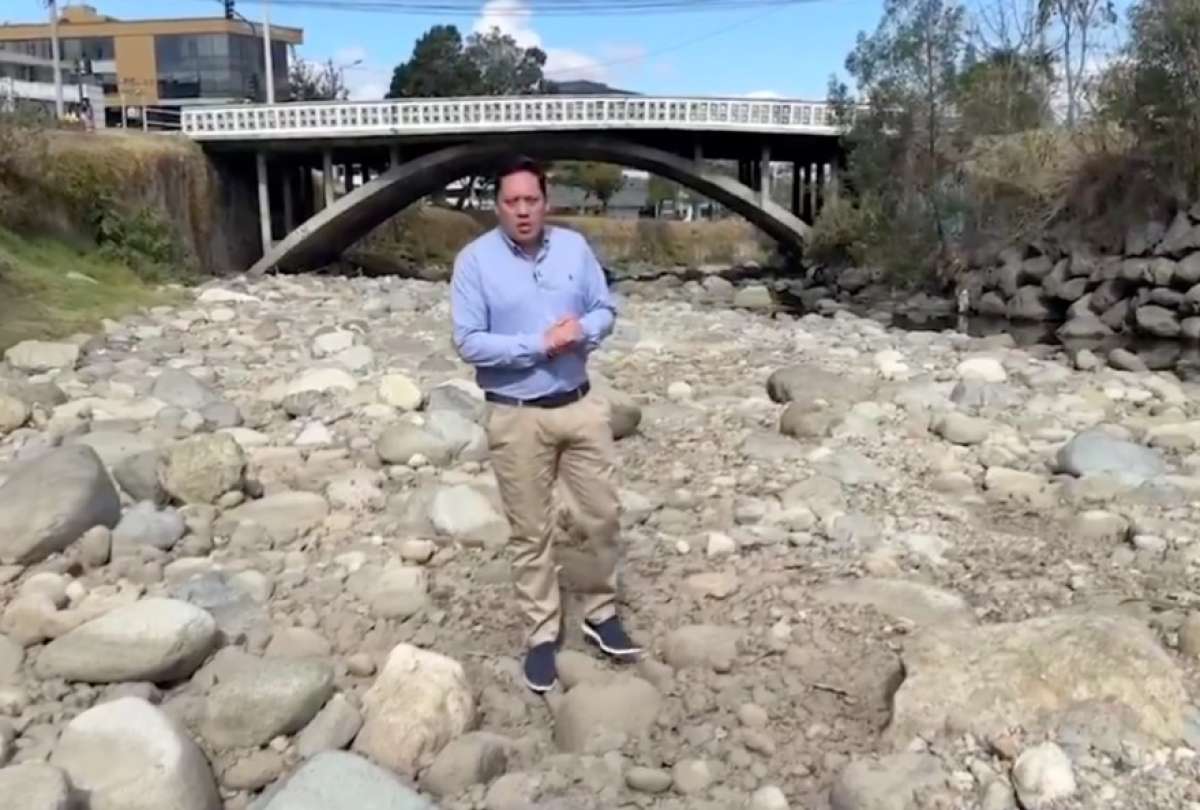El alcalde de Cuenca, Cristian Zamora, realizó un reporte desde el río Tomebamba. Allí instó a los cuencanos a ahorrar agua 