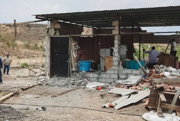 En Guayaquil, las autoridades demolieron cuatro casas que se utilizaban como centro de operaci&oacute;n de grupos de delincuencia en Socio Vivienda 3.&nbsp;