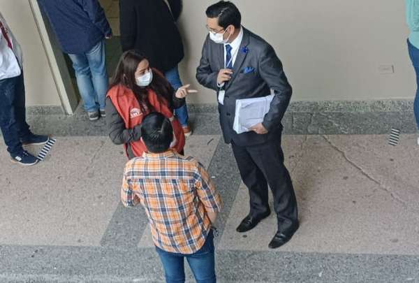 La presencia de funcionarios judiciales en varios recintos electorales de Pichincha llam&oacute; la atenci&oacute;n de los votantes, quienes desde muy temprano acudieron para cumplir con su deber c&iacute;vico.