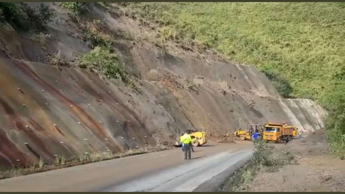 Se registran derrumbes en la vía  Quito – Nanegalito