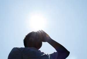 Si salir y exponerse al sol no olvide protegerse ante los niveles altos de radiaci&oacute;n, sobre todo, entre las 10:00 y 16:00.