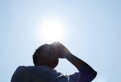 Si salir y exponerse al sol no olvide protegerse ante los niveles altos de radiaci&oacute;n, sobre todo, entre las 10:00 y 16:00.