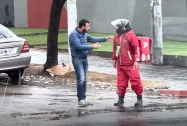 Una discusión entre un automovilista y un motorizado dio un giro inesperado cuando ambos decidieron resolver sus diferencias con un abrazo.