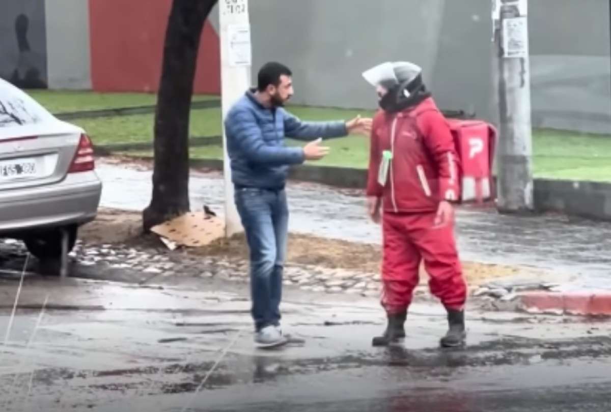 Una discusión entre un automovilista y un motorizado dio un giro inesperado cuando ambos decidieron resolver sus diferencias con un abrazo.
