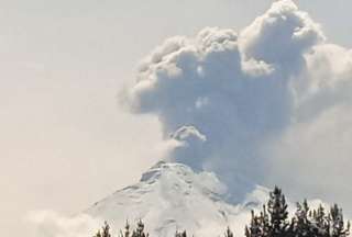 Volc&aacute;n Cotopaxi emana nube de gas y ceniza de 800 metros de alto