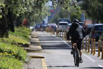 En el 2022 hubo 365 sancionados por quedarse parqueados en la ciclov&iacute;a o personas en moto que invaden este carril para evitar el tr&aacute;nsito. 