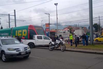 Una camioneta choc&oacute; contra el tranv&iacute;a en Cuenca