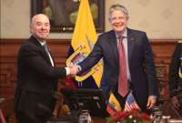 Alejandro Mayorkas (izq.), secretario Nacional de los Estados Unidos, junto al presidente Guillermo Lasso.
