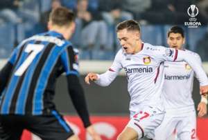 Piero Hincapié miró la derrota del Bayer Leverkusen desde la banca de suplentes