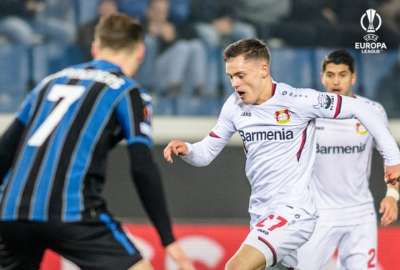Piero Hincapi&eacute; mir&oacute; la derrota del Bayer Leverkusen desde la banca de suplentes