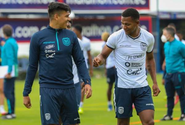 Xavier Arreaga (izq.) bromea con Romario Caicedo, en la Casa de la Selecci&oacute;n
