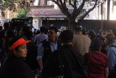 J&oacute;venes protestan contra Bolsonaro en la Embajada de Brasil en Quito