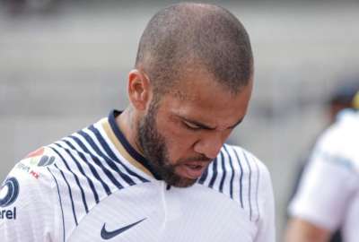 Padre de Neymar informa que no pagar&aacute;n la fianza de Dani Alves