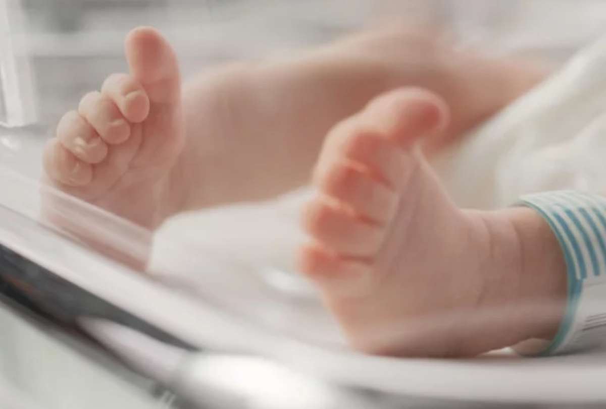 En Cuenca, una familia denunció la retención de su recién nacido. La clínica exigía que paguen el costo total de la atención. El neonato falleció horas después. 