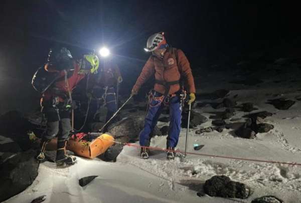 Equipos de rescate del Cuerpo de Bomberos de Cayambe recuperaron el cuerpo del turista fallecido.
