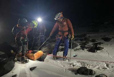 Equipos de rescate del Cuerpo de Bomberos de Cayambe recuperaron el cuerpo del turista fallecido.