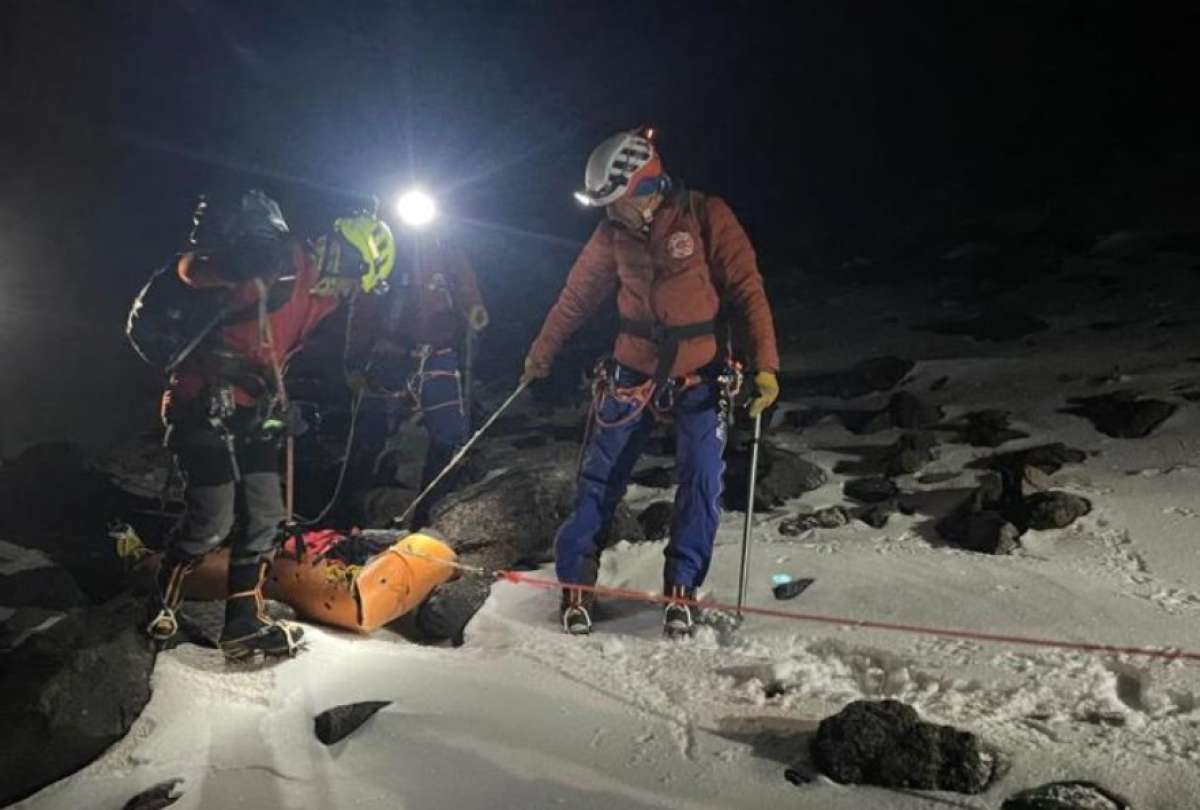 Equipos de rescate del Cuerpo de Bomberos de Cayambe recuperaron el cuerpo del turista fallecido.