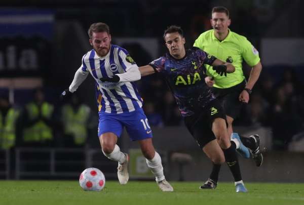 Mois&eacute;s Caicedo y Jeremy Sarmiento compartieron la banca de suplentes en la derrota del Brighton
