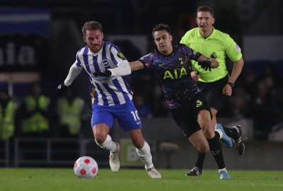 Mois&eacute;s Caicedo y Jeremy Sarmiento compartieron la banca de suplentes en la derrota del Brighton