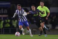 Moisés Caicedo y Jeremy Sarmiento compartieron la banca de suplentes en la derrota del Brighton