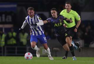 Mois&eacute;s Caicedo y Jeremy Sarmiento compartieron la banca de suplentes en la derrota del Brighton