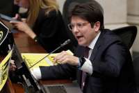 María Carolina Hoyos, hermana del senador Miguel Uribe Turbay informó que la salud del político mejora.
