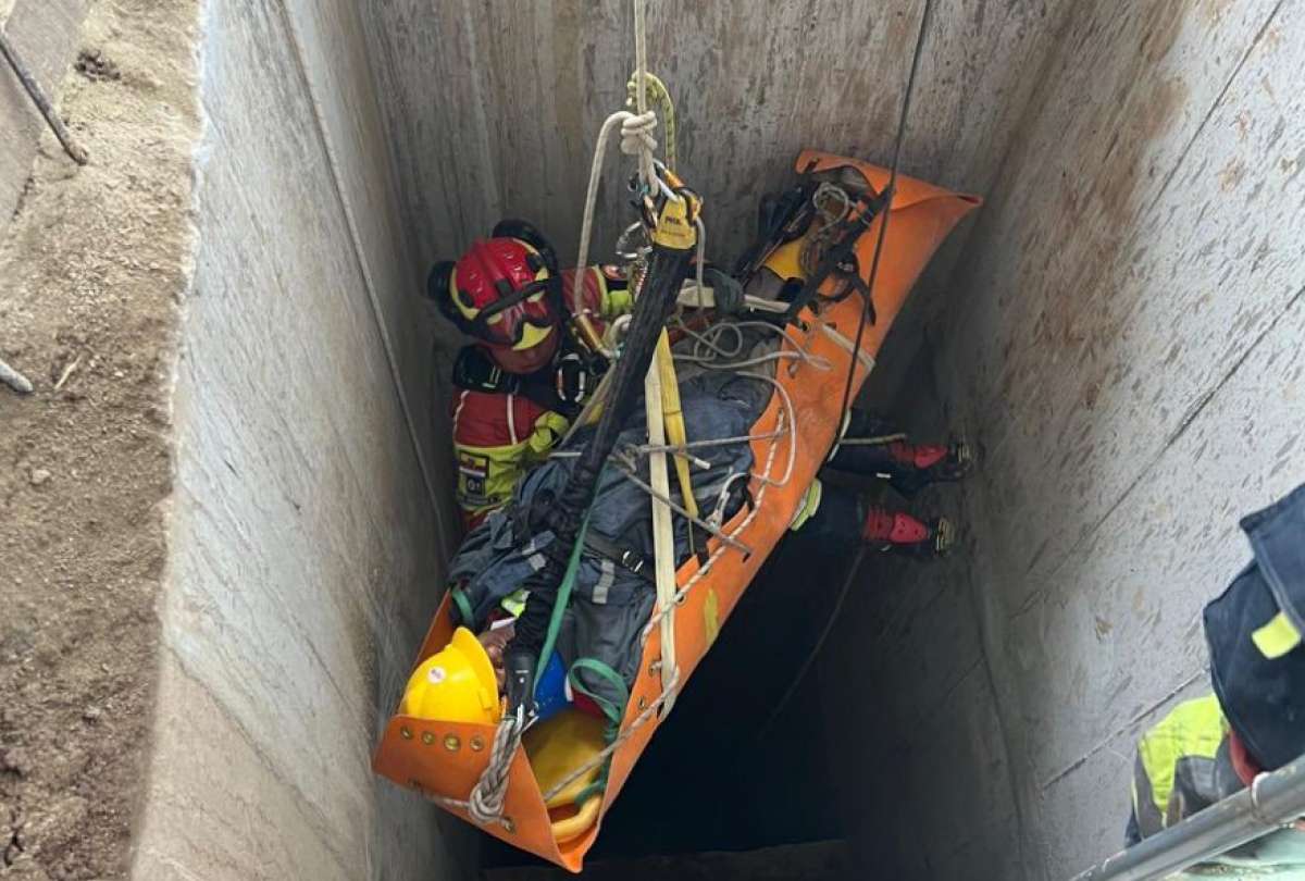 En Quito se rescató a un hombre que cayó a 16 metros de profundidad. 