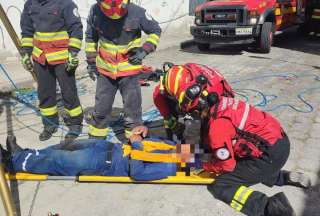 Tumbaco: rescatan a un hombre que cay&oacute; al interior de una alcantarilla