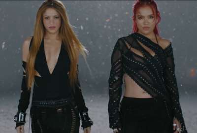 Shakira (izq.) y Karol G. participaron en una exitosa colaboraci&oacute;n musical. 