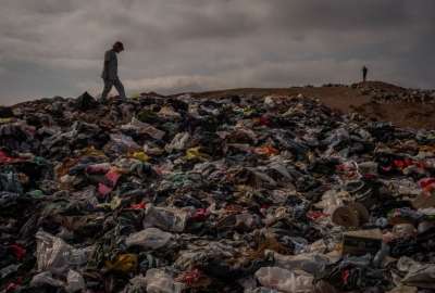 El lugar se ha convertido en un vertedero de ropa usada debido a la producci&oacute;n en masa de prendas de bajo costo.