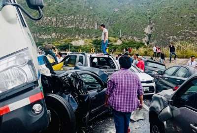 Accidente de tr&aacute;nsito en el sector del puente de Guayllabamba deja varios veh&iacute;culos afectados