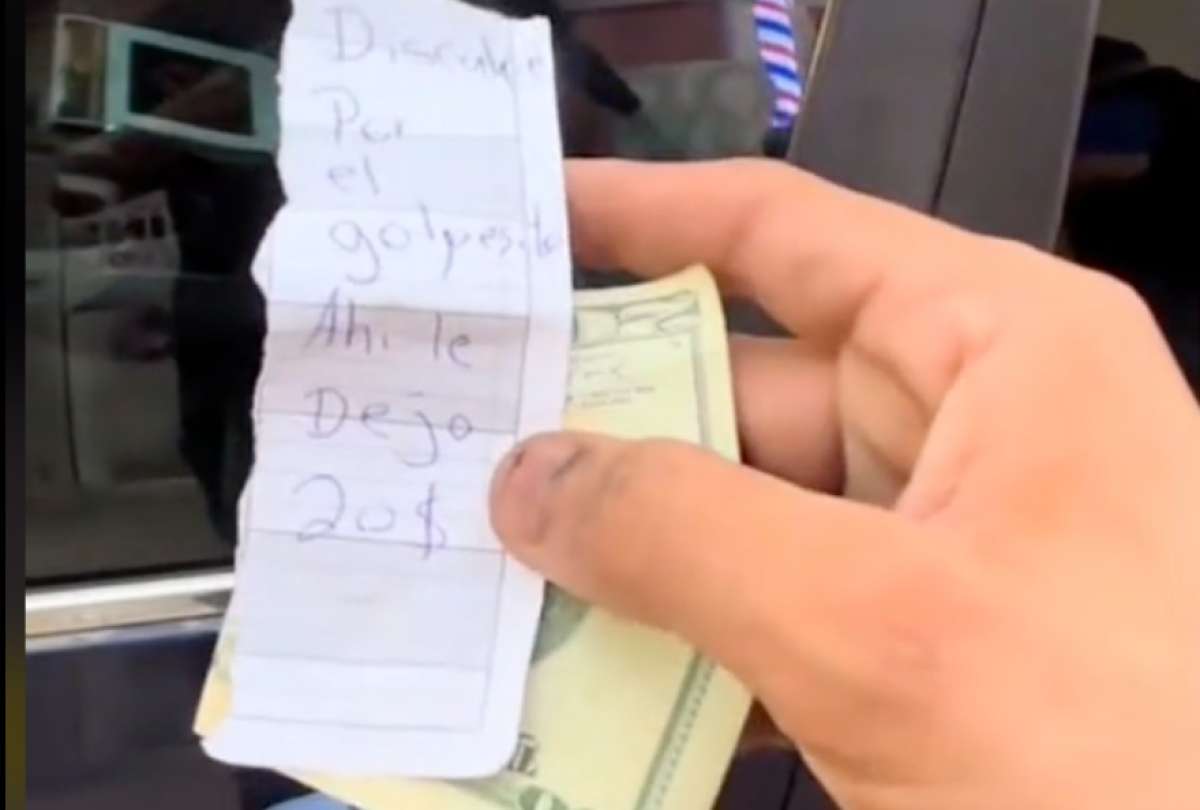 Una nota escrita a mano y un billete de USD 20 causaron indignación en redes sociales luego de que un conductor descubriera que su auto tenía daños mayores tras un choque.