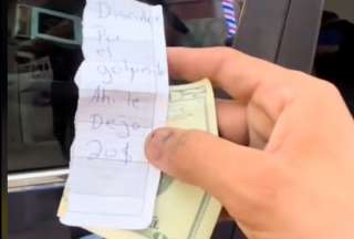 "Disculpe por el golpecito": dej&oacute; USD 20 tras chocar un auto y desat&oacute; pol&eacute;mica