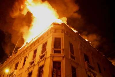 Un incendio afect&oacute; importantes estructuras en el centro de Lima. 
