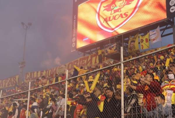 Aucas fue multado con 4.800 d&oacute;lares porque sus hinchas prendieron bengalas y lanzaron objetos